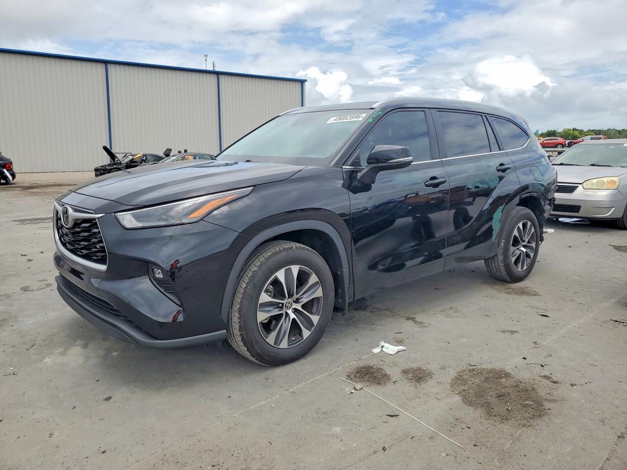 Salvage Toyota Highlander Image