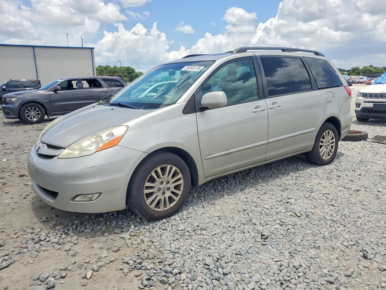 Salvage Toyota Sienna Image