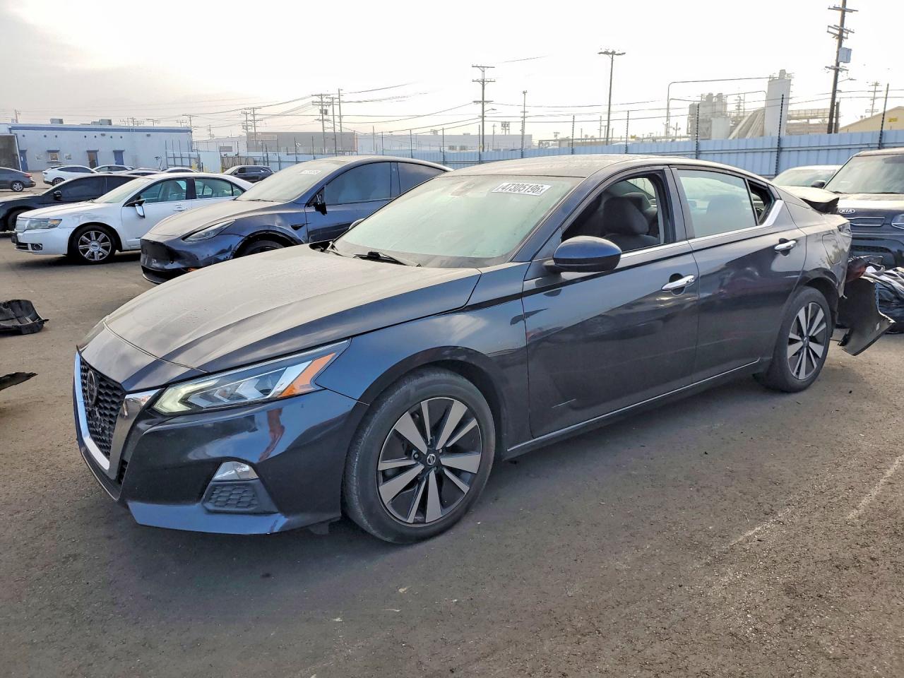 Salvage Nissan Altima Image