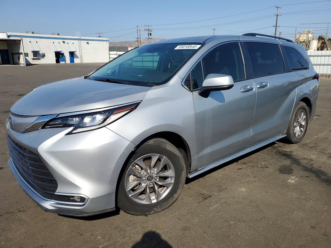 Salvage Toyota Sienna Image