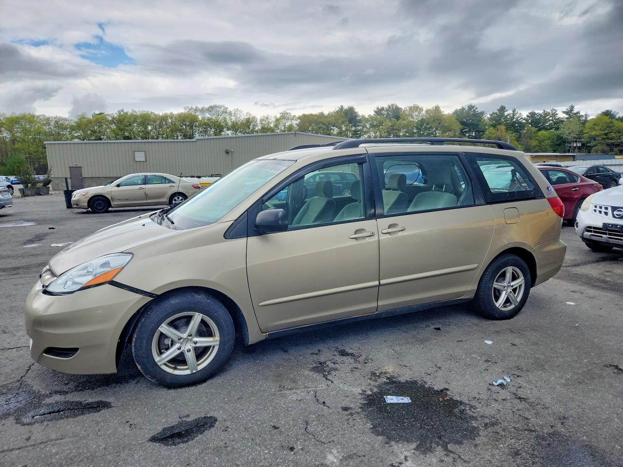 Salvage Toyota Sienna Image