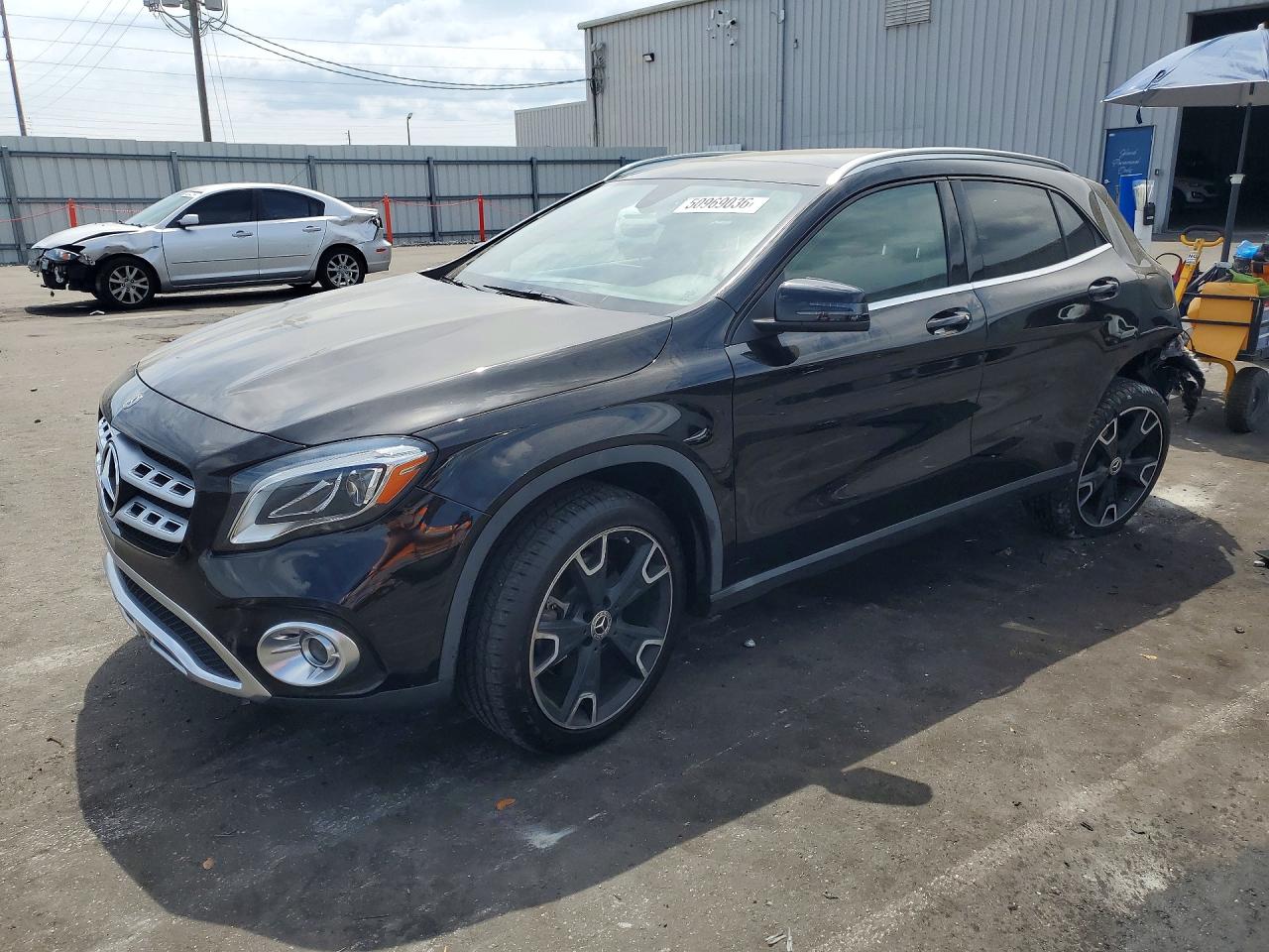 Salvage Mercedes-Benz GLA Image