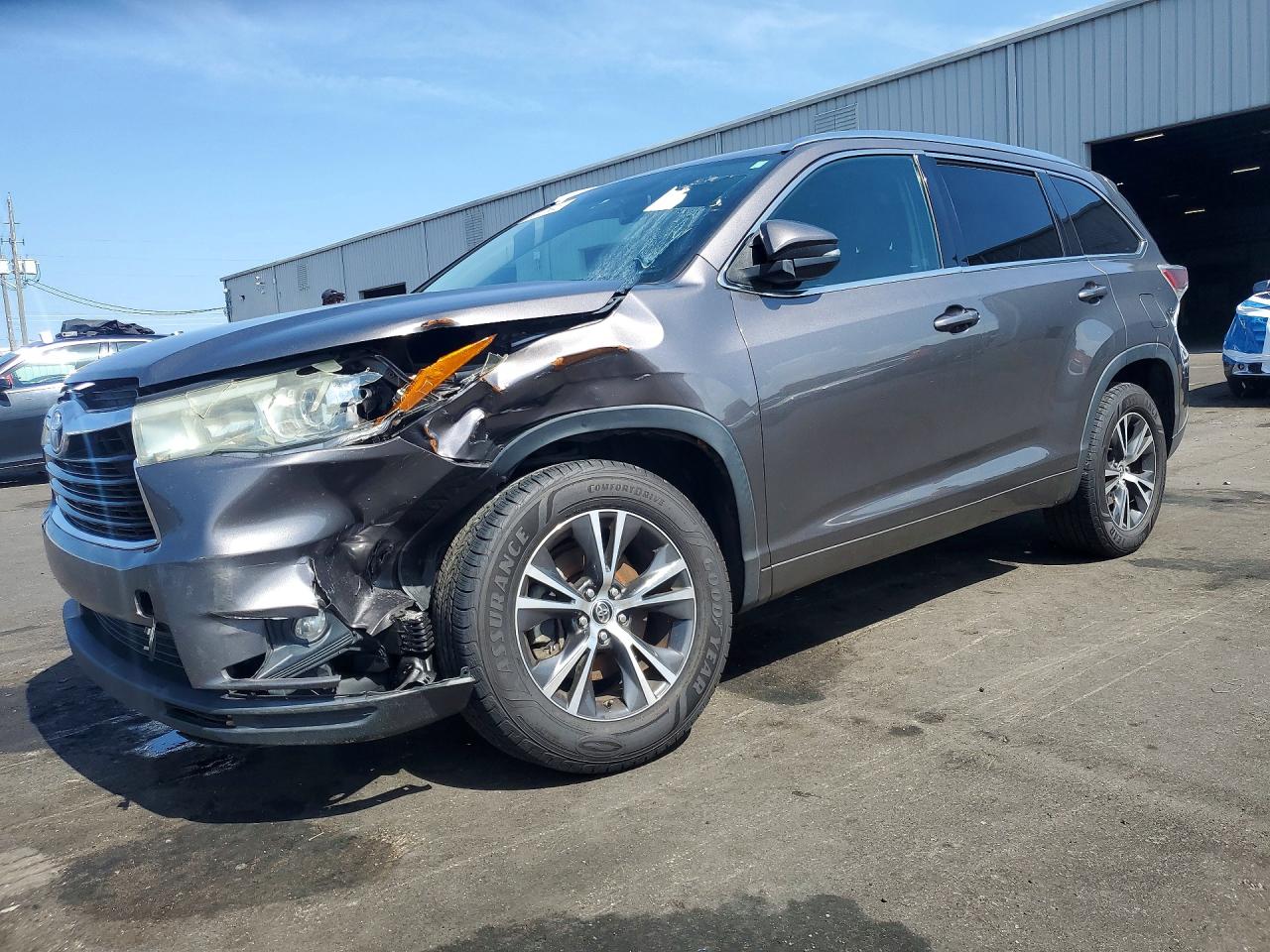 Salvage Toyota Highlander Image