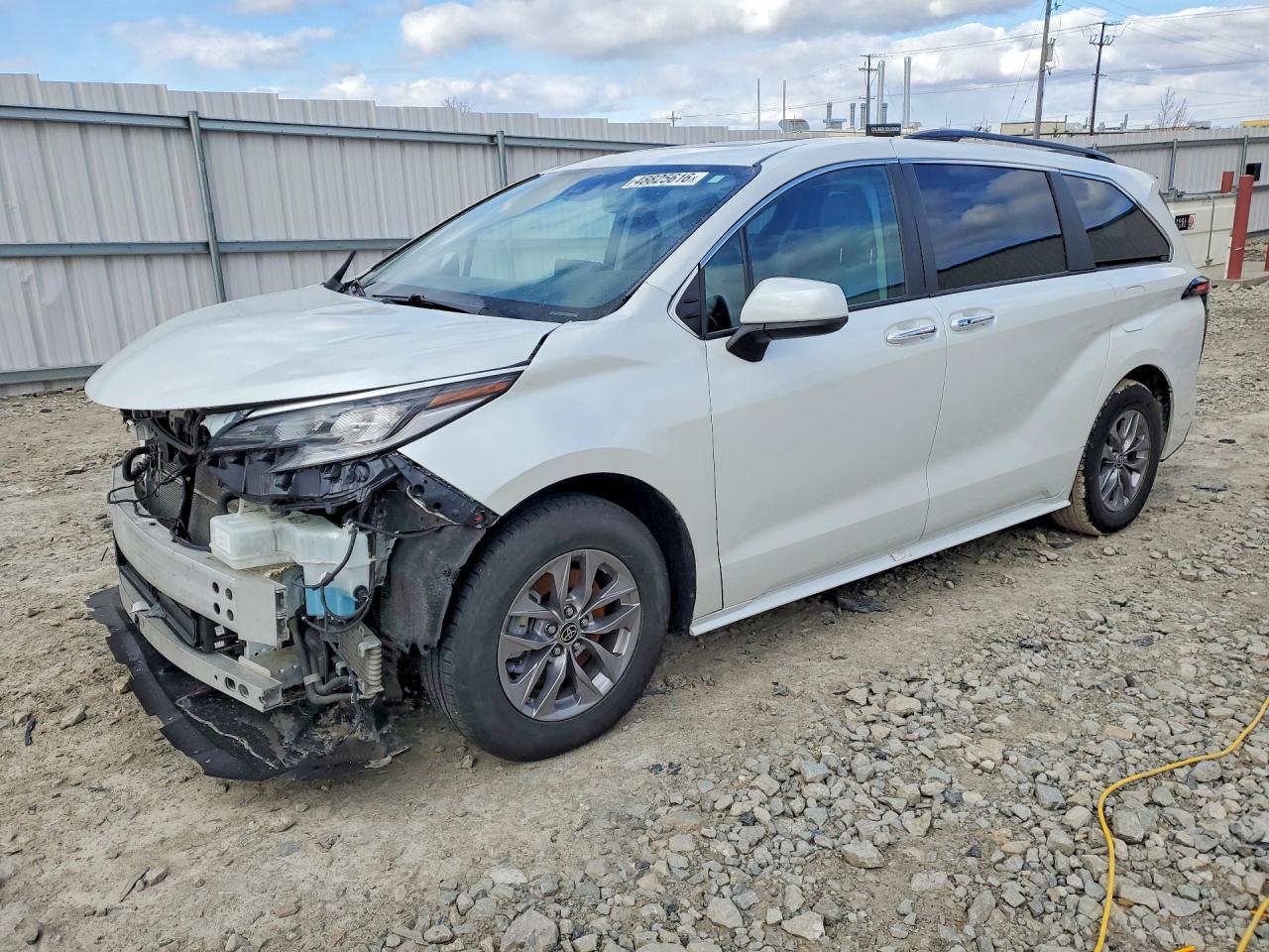 Salvage Toyota Sienna Image
