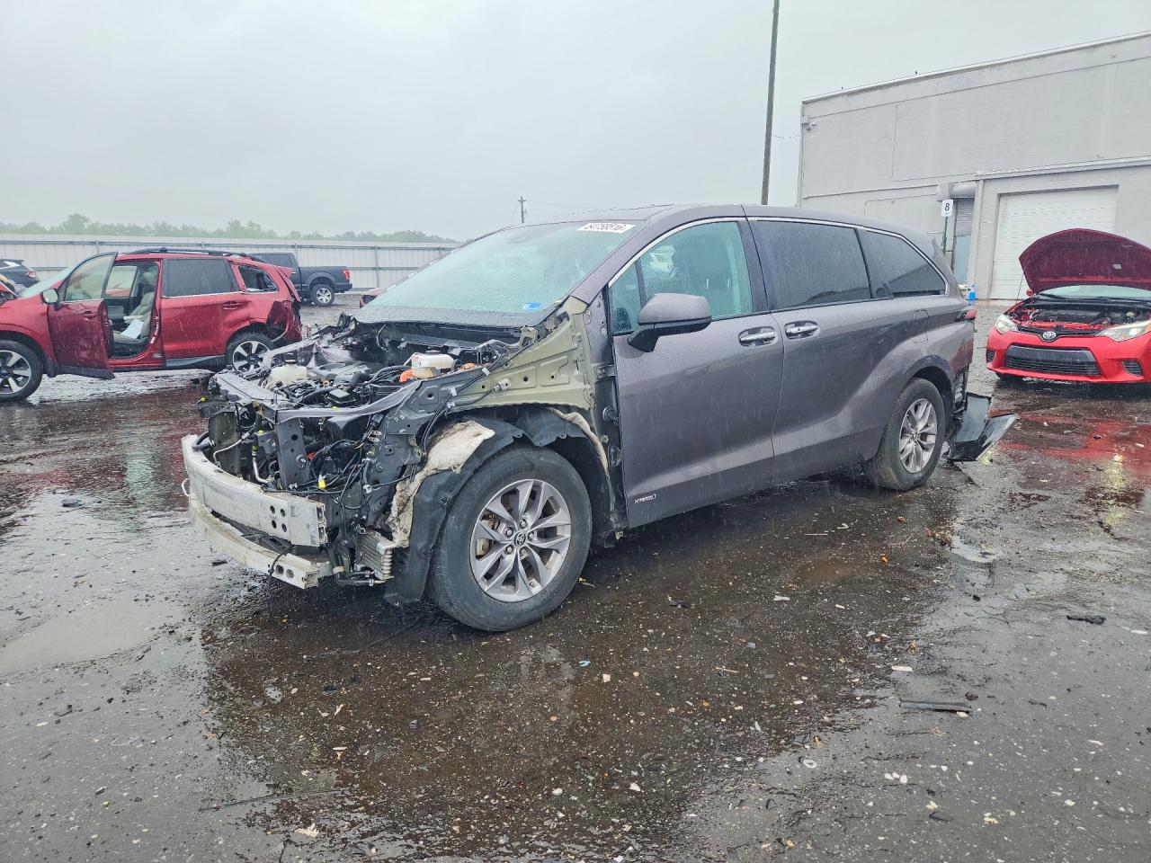 Salvage Toyota Sienna Image