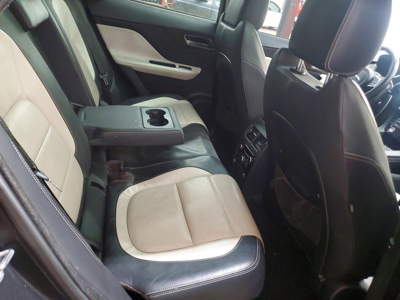 Jaguar F-PACE R - Sport