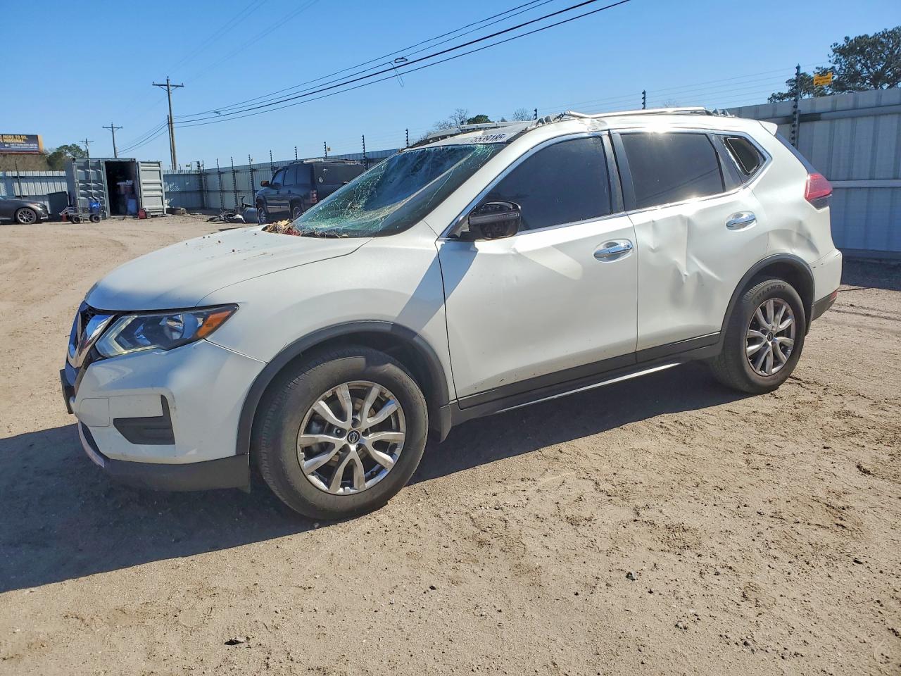 Salvage Nissan Rogue Image