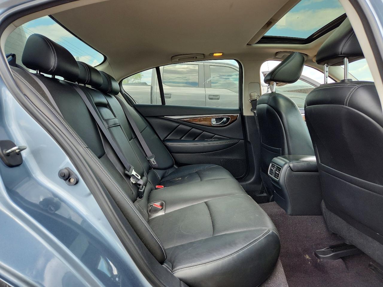 INFINITI Q50 Premium