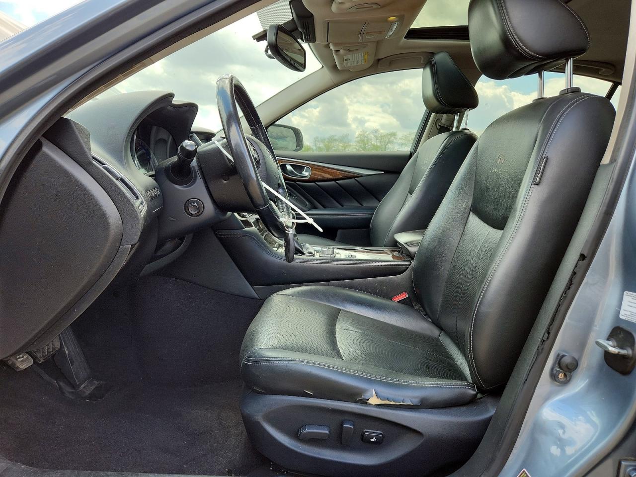 INFINITI Q50 Premium