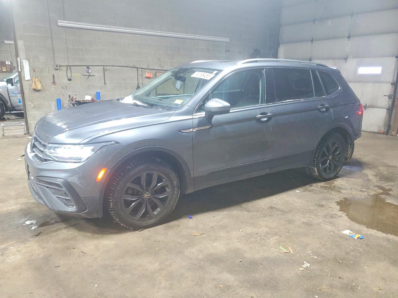 Salvage Volkswagen Tiguan Image
