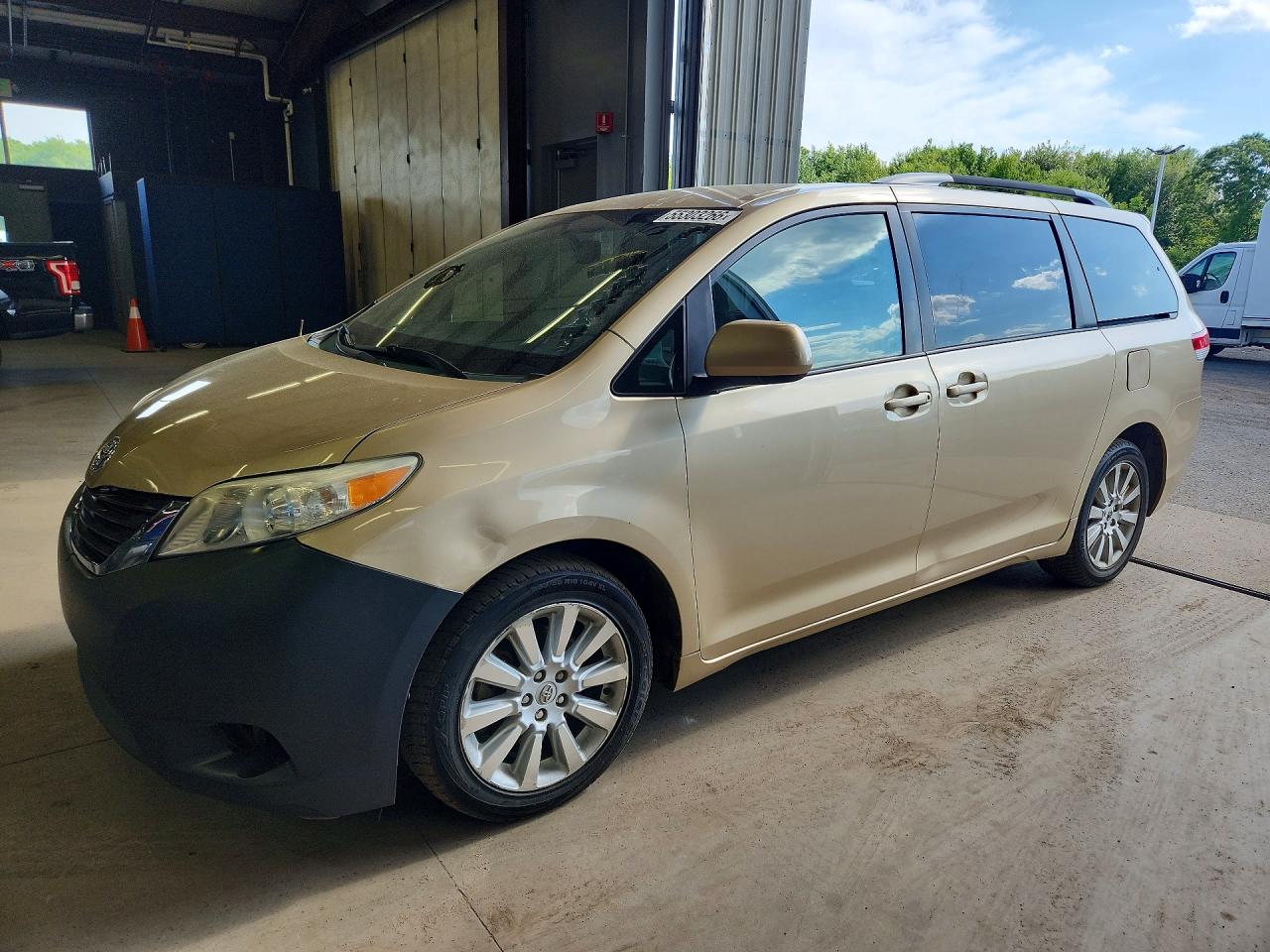 Salvage Toyota Sienna Image