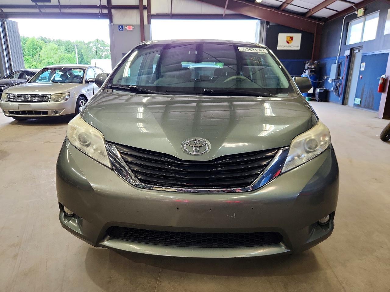 Toyota Sienna Le