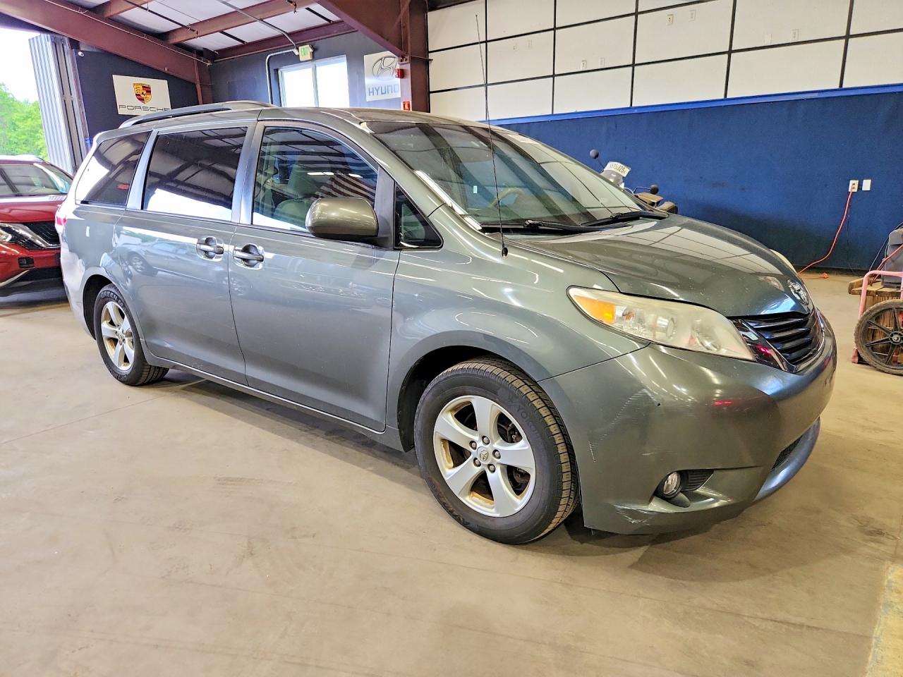 Toyota Sienna Le