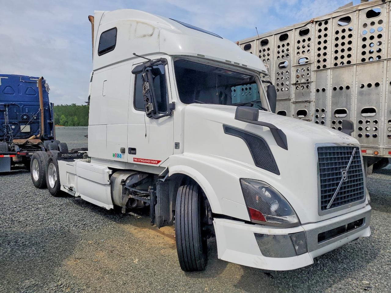 Salvage Volvo Vn Image