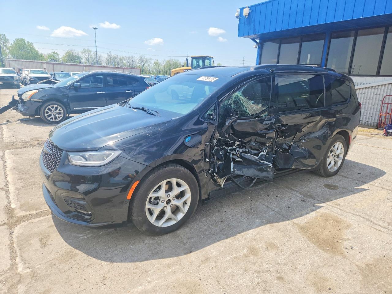 Salvage Chrysler Pacifica Image