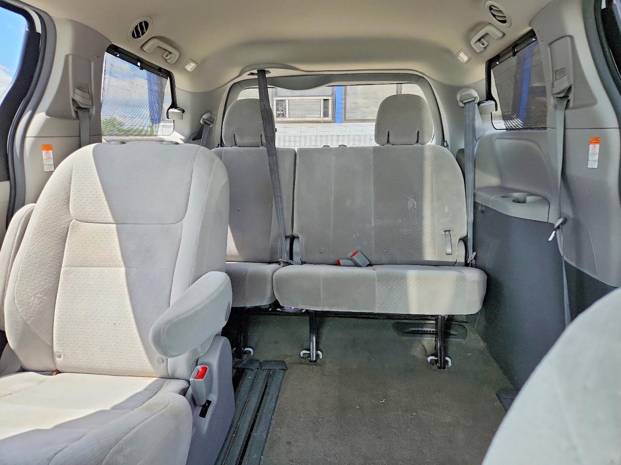 Toyota Sienna Le