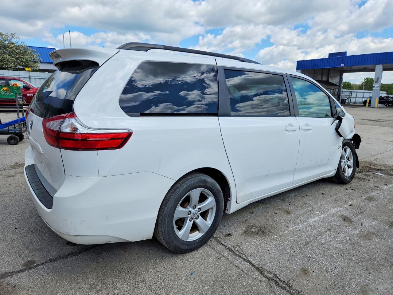 Toyota Sienna Le