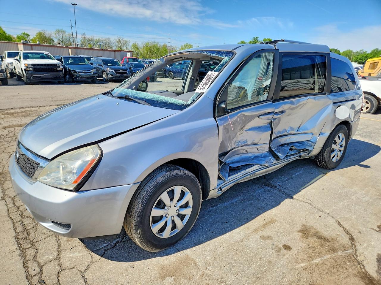 Salvage Kia Sedona Image