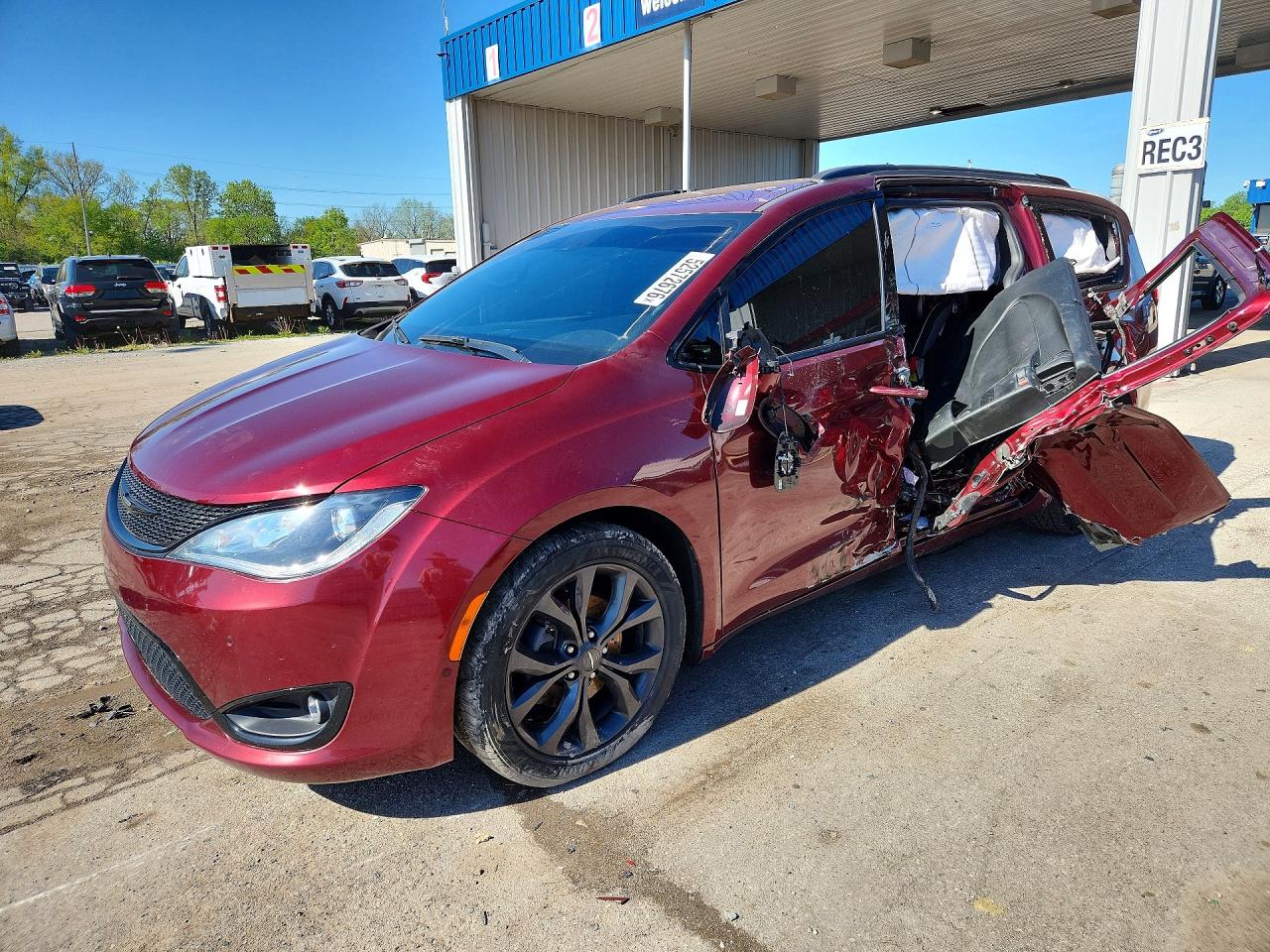 Salvage Chrysler Pacifica Image