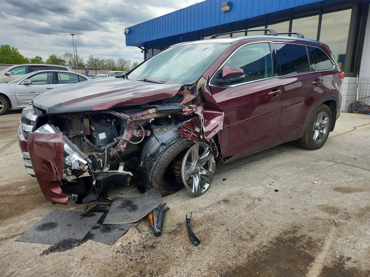 Salvage Toyota Highlander Image