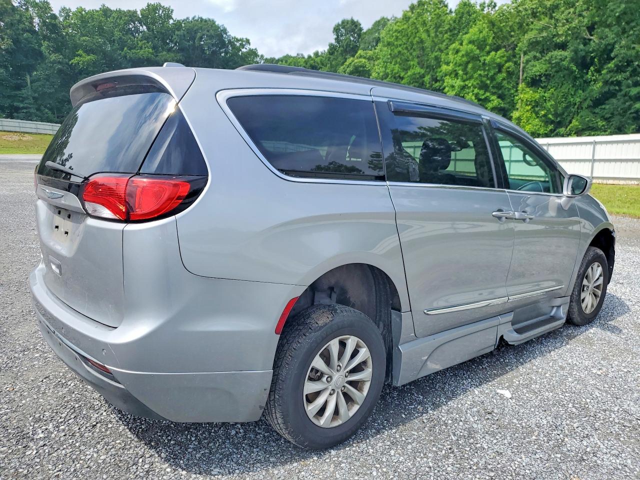 Chrysler Pacifica Touring L