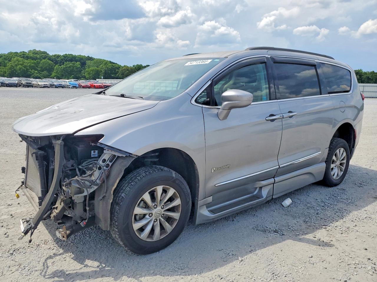 Salvage Chrysler Pacifica Image