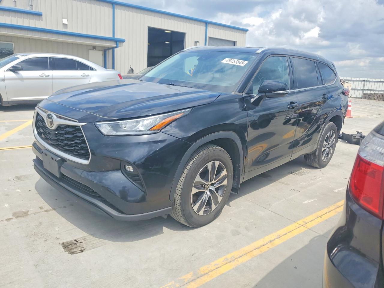Salvage Toyota Highlander Image