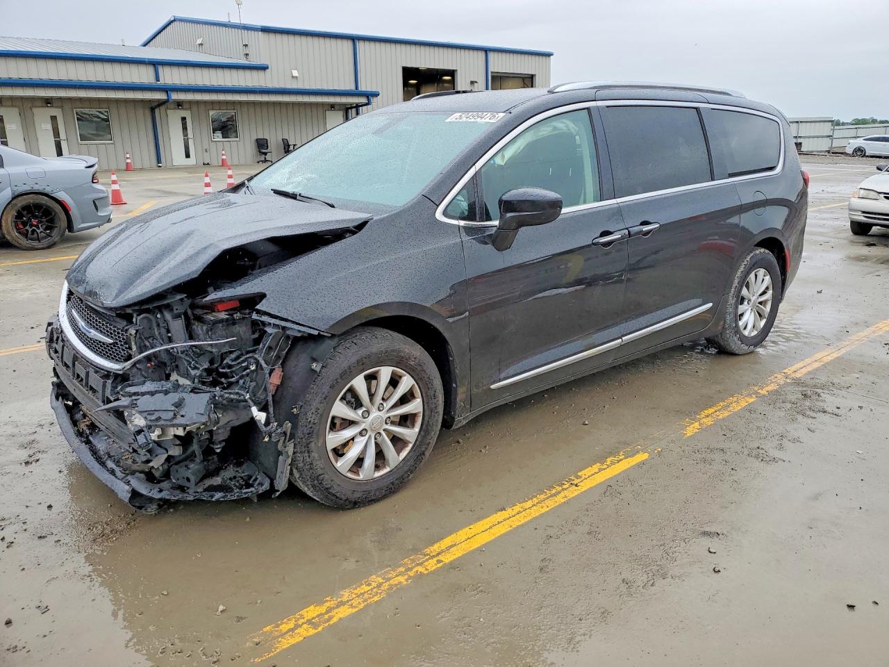 Salvage Chrysler Pacifica Image