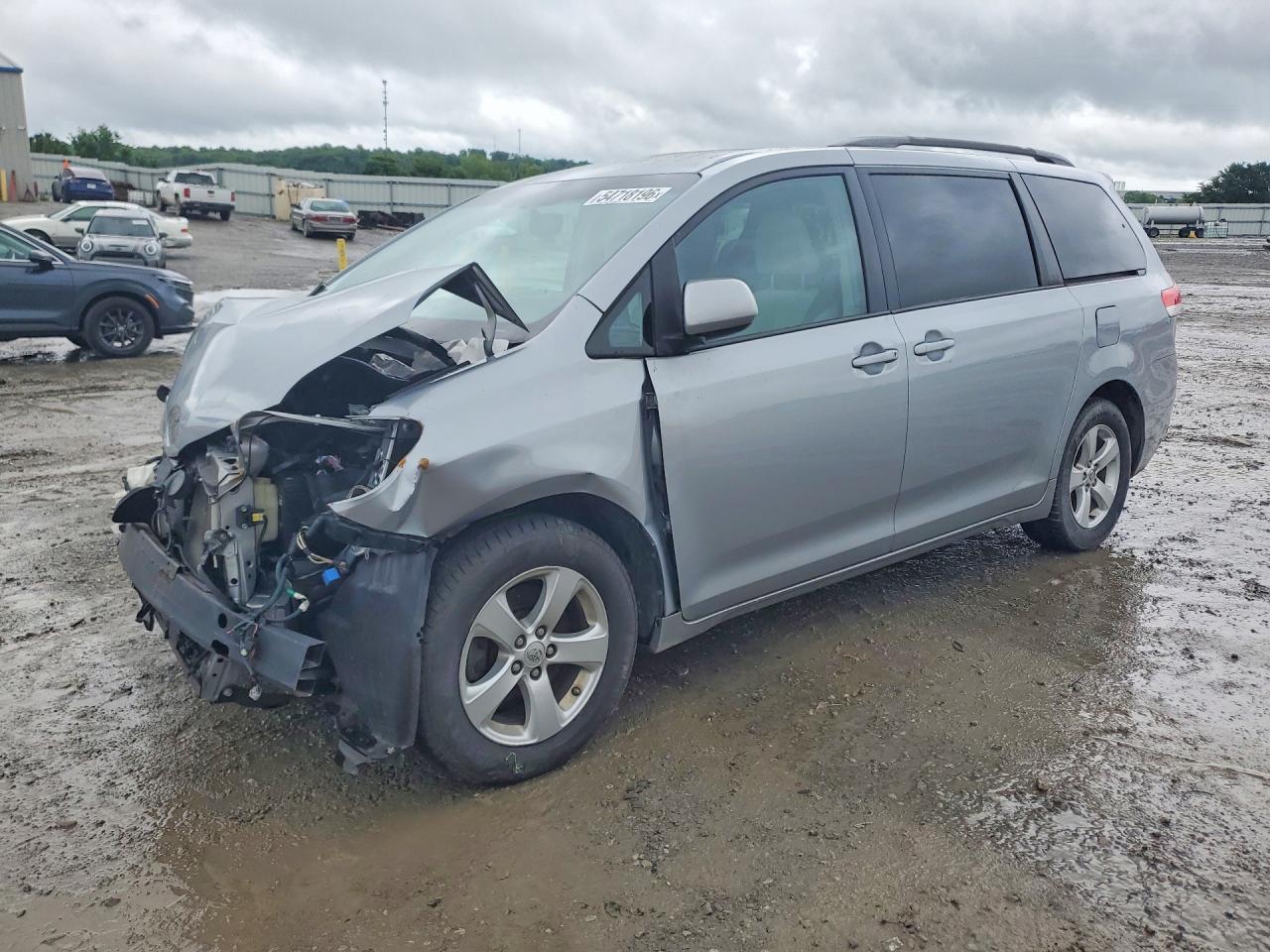 Salvage Toyota Sienna Image