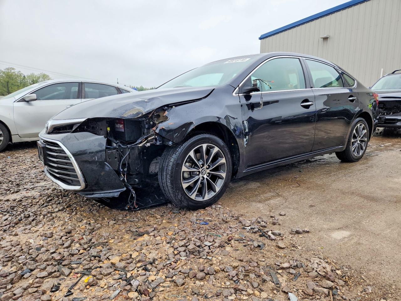 Salvage Toyota Avalon Image