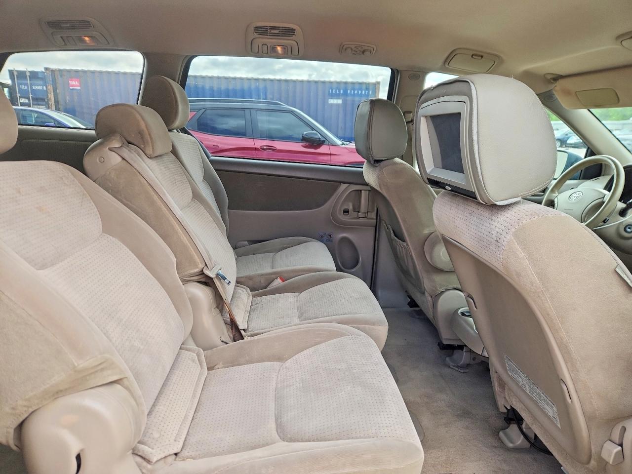 Toyota Sienna Le 8-passenger