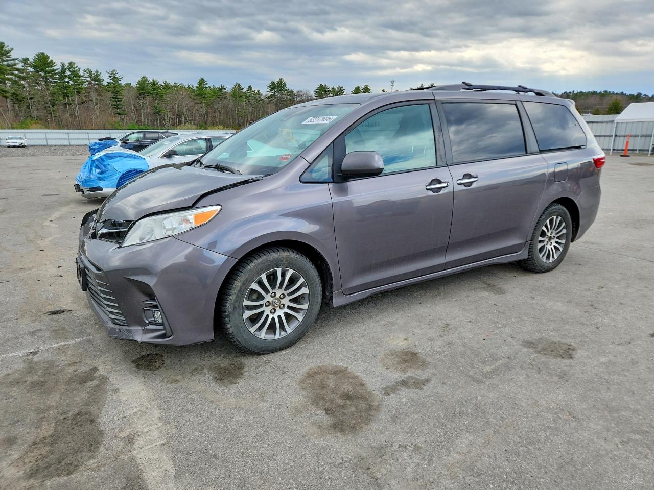 Salvage Toyota Sienna Image