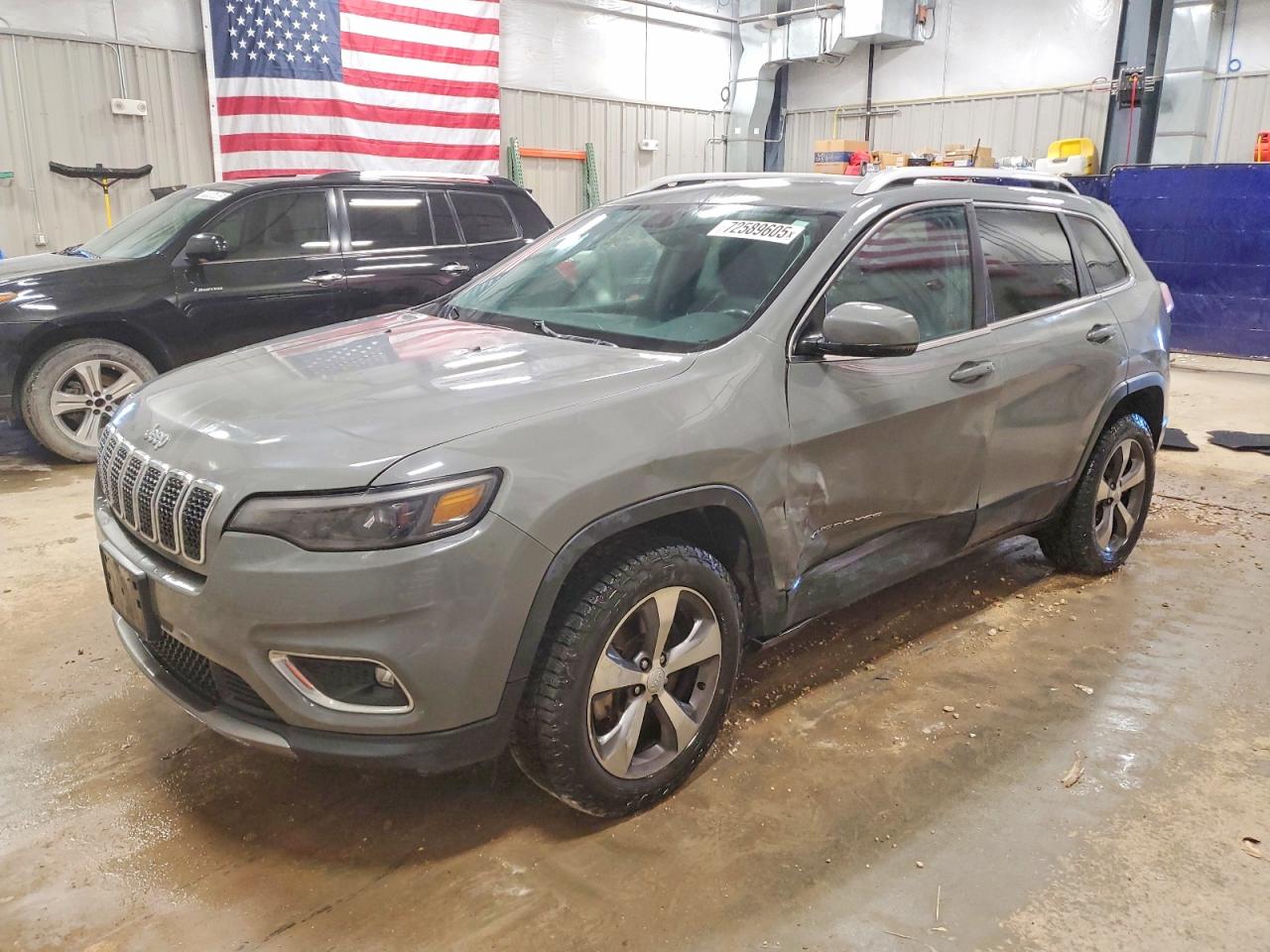 Salvage Jeep Cherokee Image