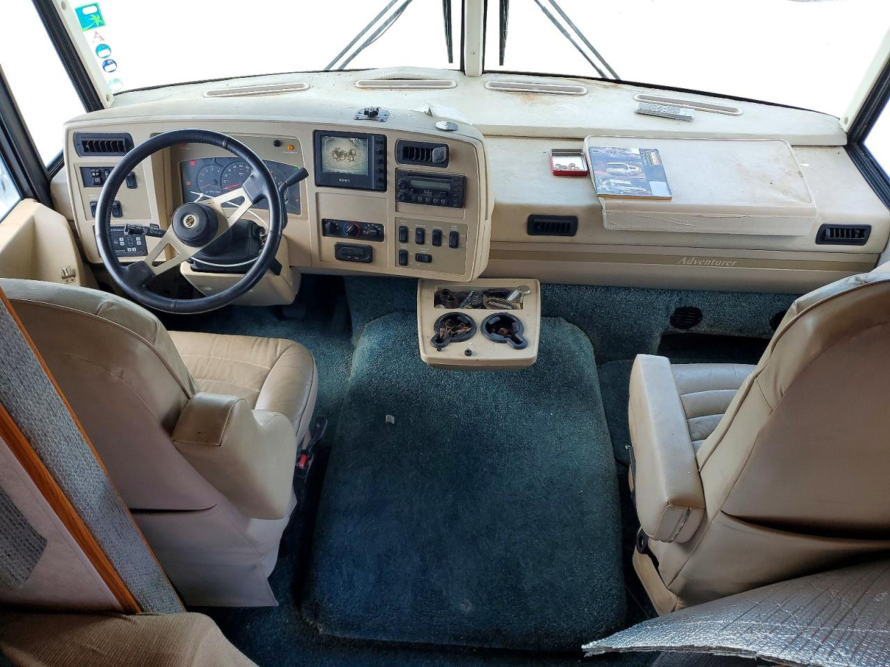 Winnebago Adventurer C
