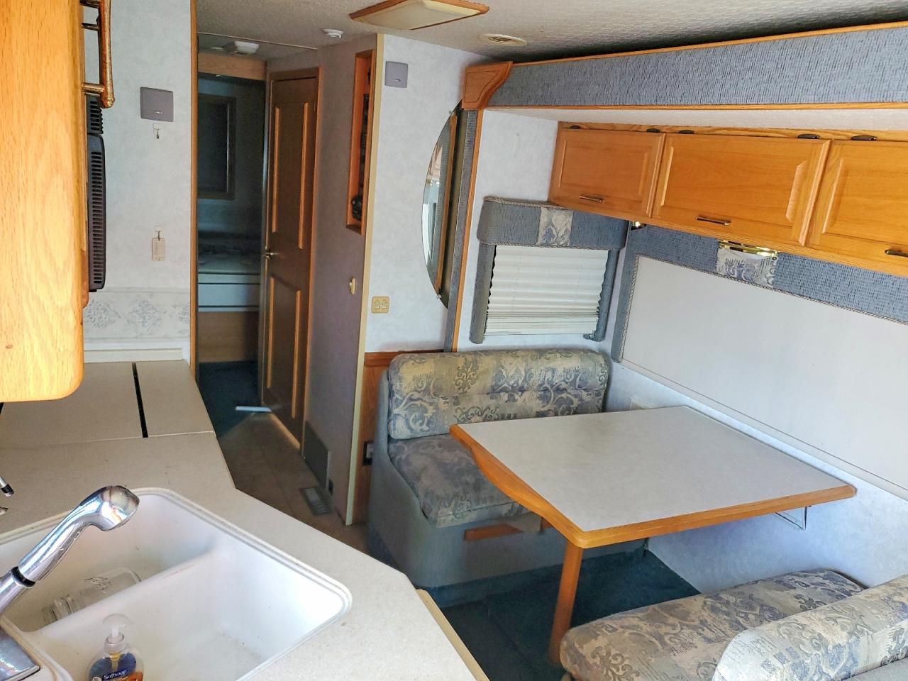 Winnebago Adventurer C