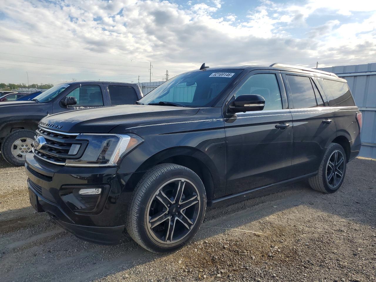 Salvage Ford Expedition Image