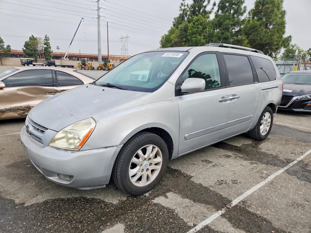 Salvage Kia Sedona Image