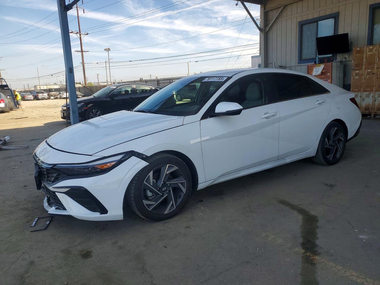 Salvage Hyundai ELANTRA Image