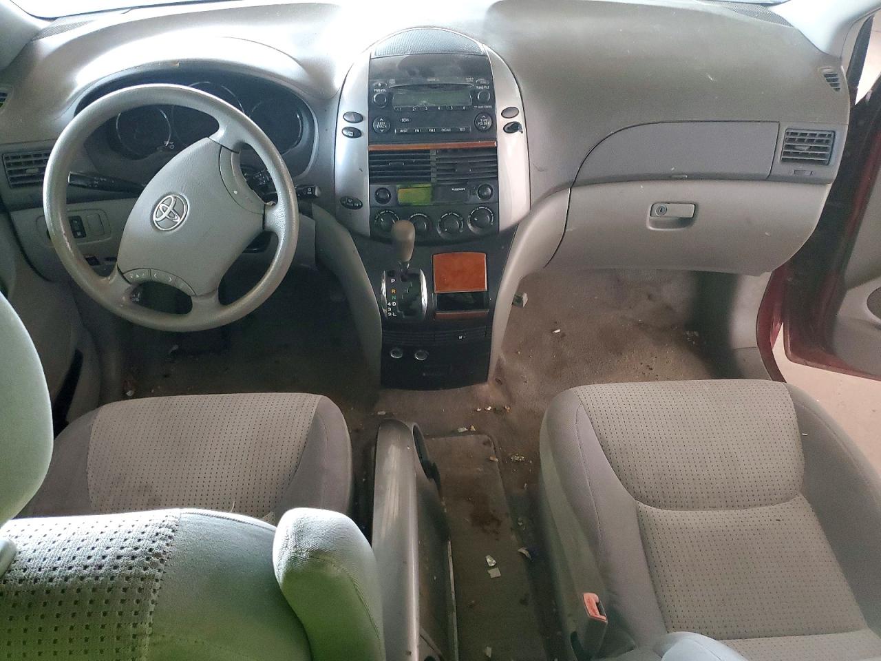 Toyota Sienna Le 8-passenger