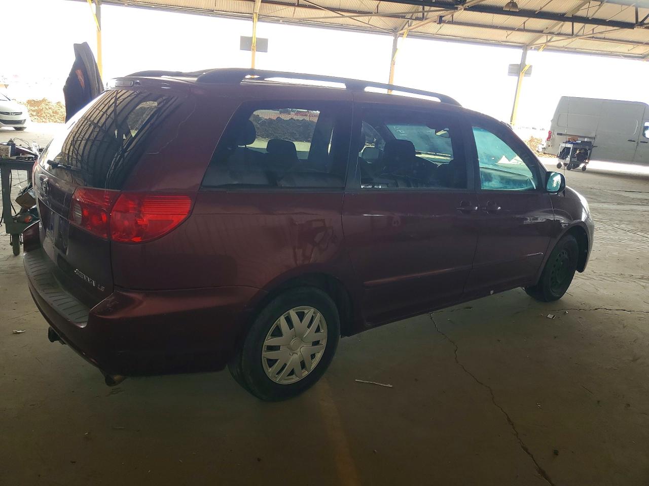 Toyota Sienna Le 8-passenger