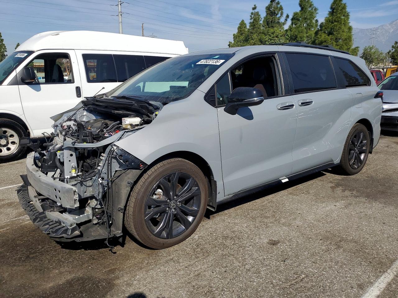 Salvage Toyota Sienna Image