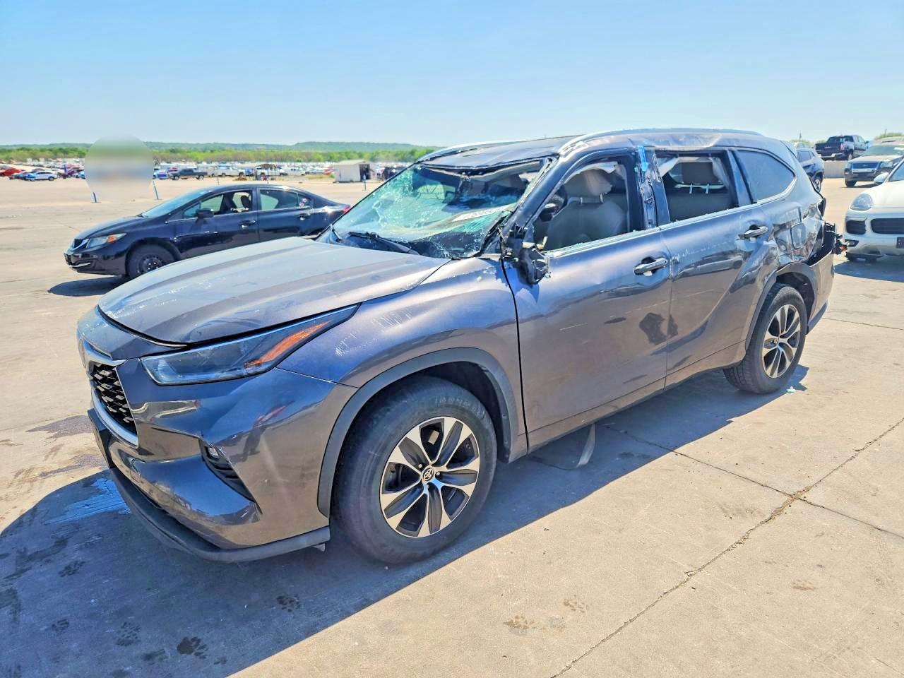 Salvage Toyota Highlander Image
