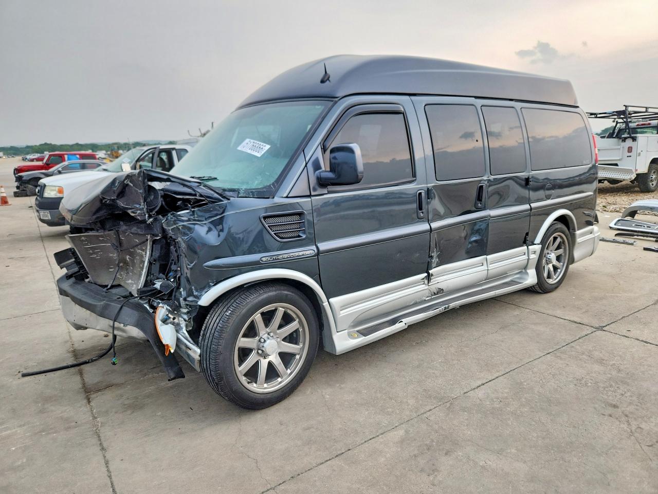 Salvage GMC Savana Image