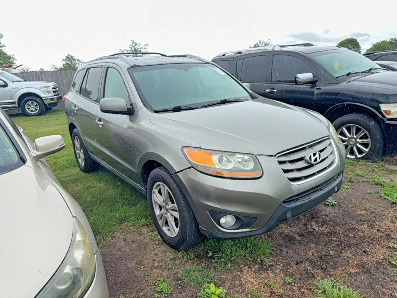 Salvage Hyundai SANTA FE Image