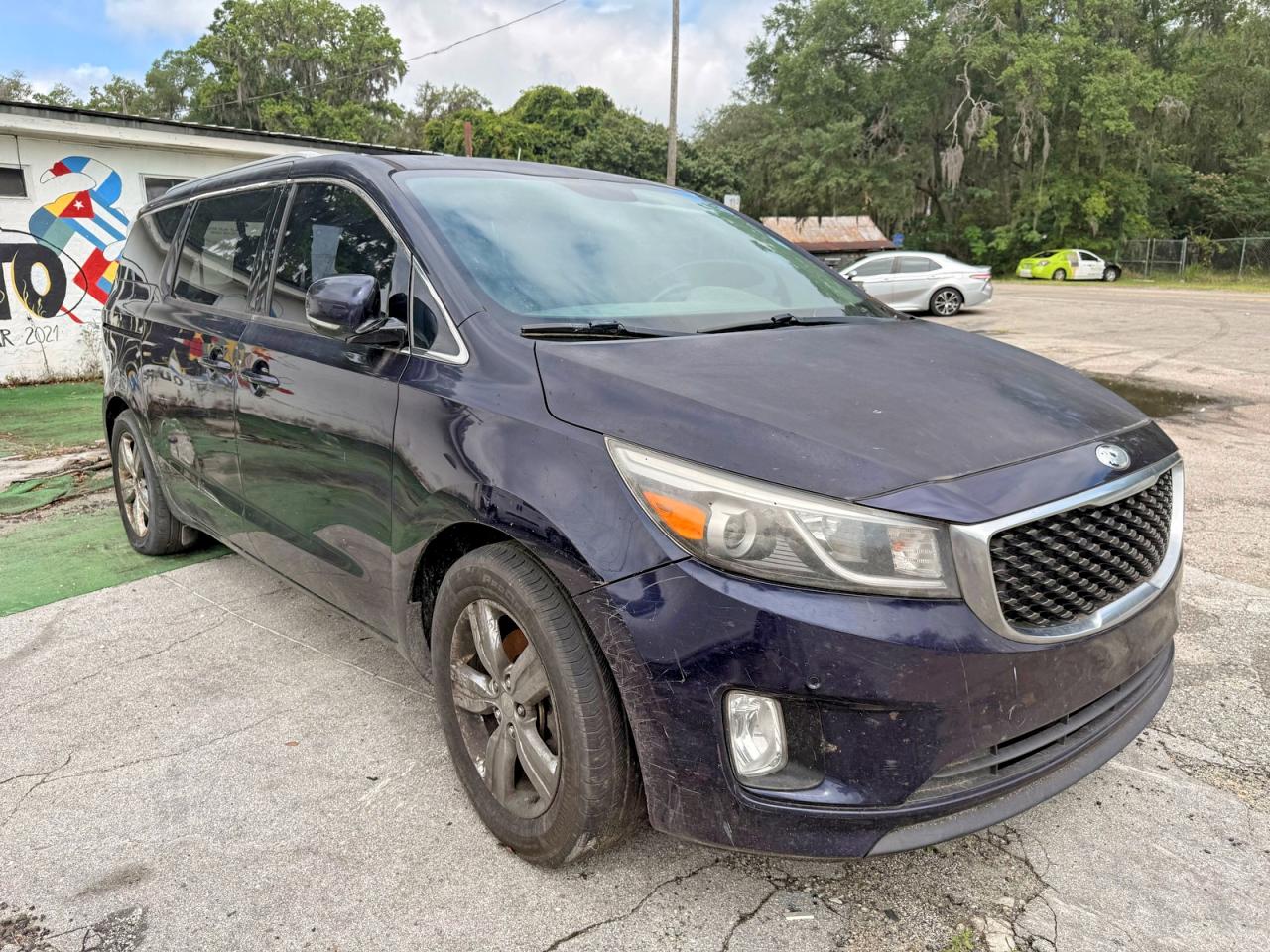 Salvage Kia Sedona Image