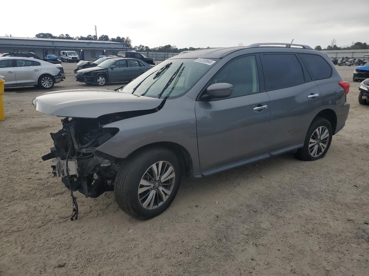 Salvage Nissan Pathfinder Image