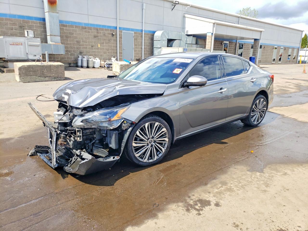 Salvage Nissan Altima Image