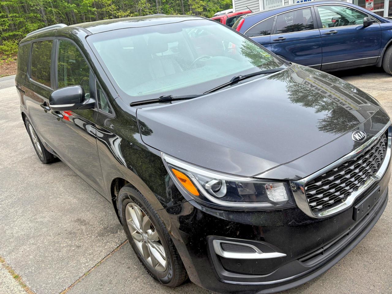Salvage Kia Sedona Image
