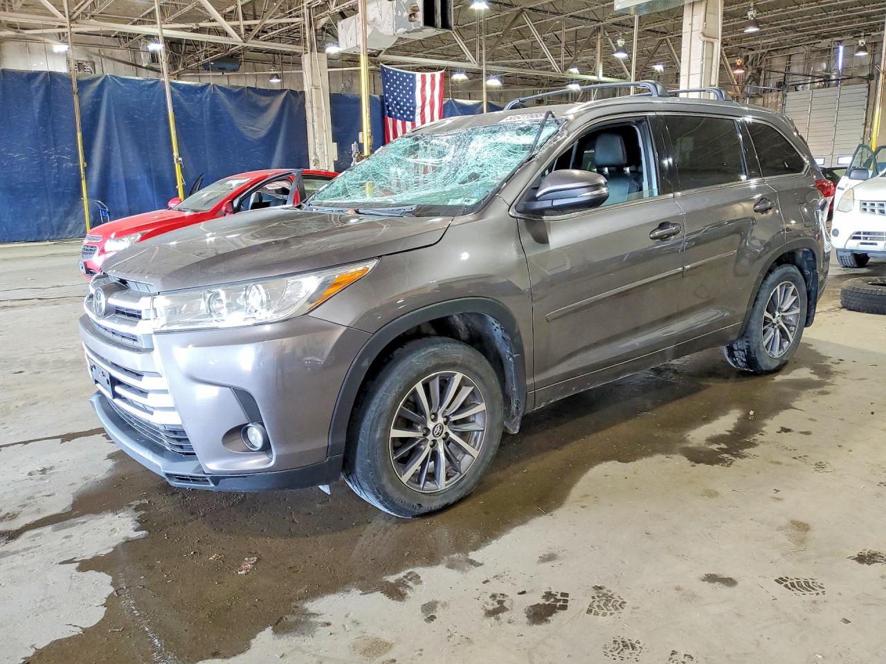 Salvage Toyota Highlander Image