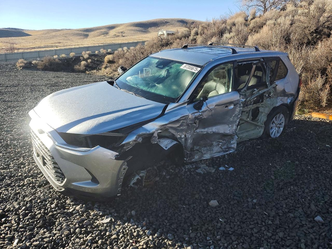 Salvage Toyota Grand High Image